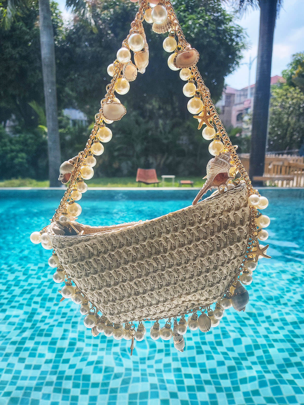 Lydia Strandtasche aus Stroh mit Perlenkette
