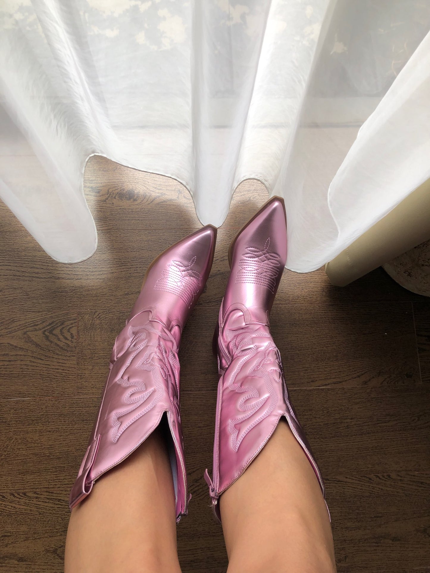 Gardenia Shiny Metallic Embroidery Boots