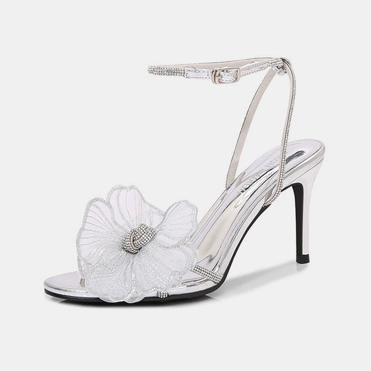 Sandalen mit Gänseblümchen-Sommerblumen