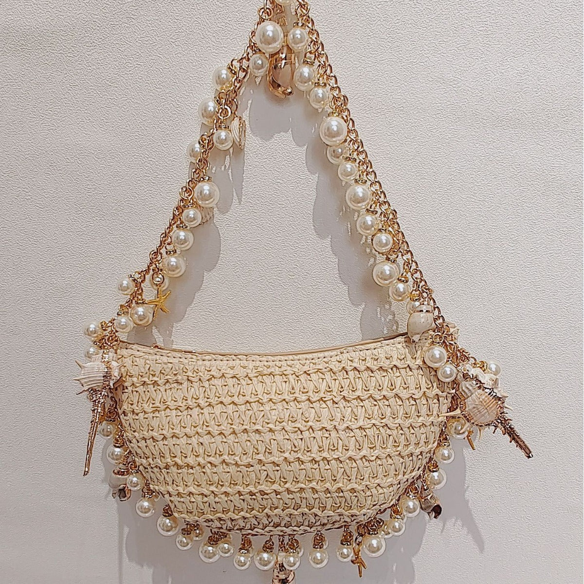 Lydia Strandtasche aus Stroh mit Perlenkette