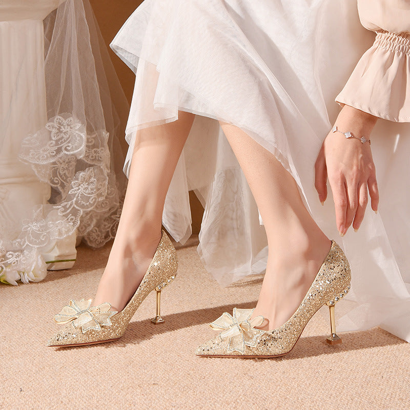 Gänseblümchen-Pumps mit glitzernder Schleife