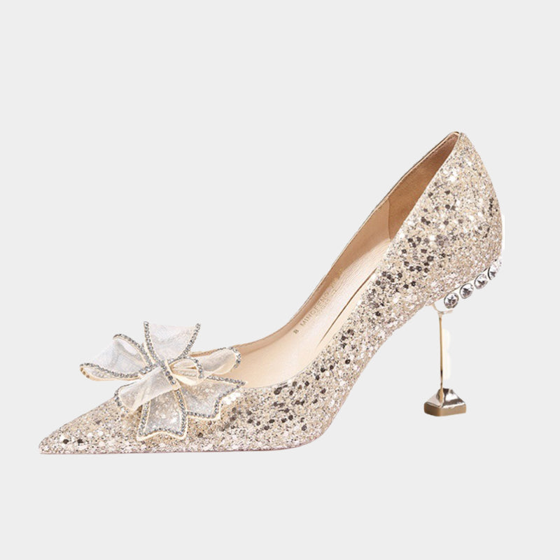 Gänseblümchen-Pumps mit glitzernder Schleife