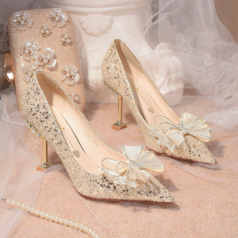 Gänseblümchen-Pumps mit glitzernder Schleife