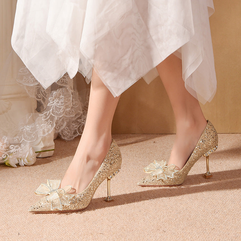 Gänseblümchen-Pumps mit glitzernder Schleife