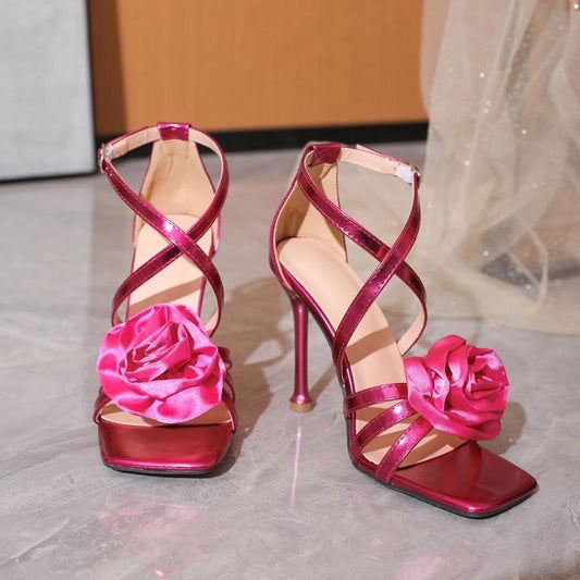 Hibiskusblüten-Stiletto-Sandalen mit überkreuzten Riemen