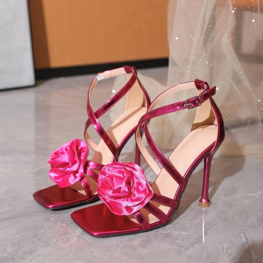 Hibiskusblüten-Stiletto-Sandalen mit überkreuzten Riemen